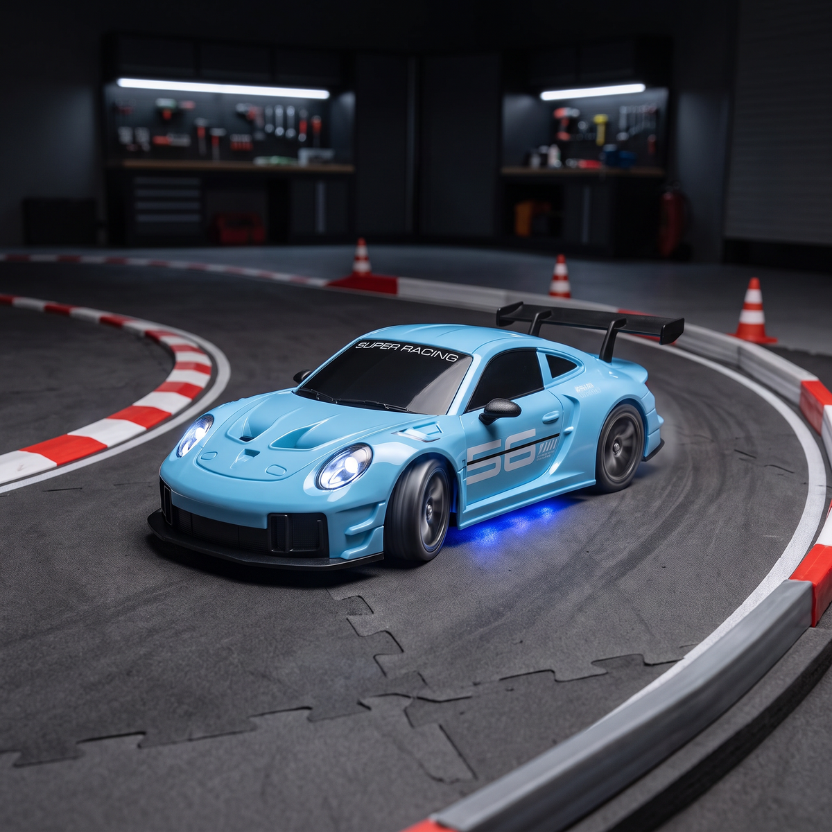 Blaues MiniDrift RC Auto driftet mit LED-Licht durch die Kurve einer RC-Strecke
